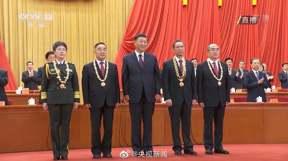 電路板廠(chǎng)之頒授勛章獎(jiǎng)?wù)拢∫試?guó)之名，致敬抗疫英雄！